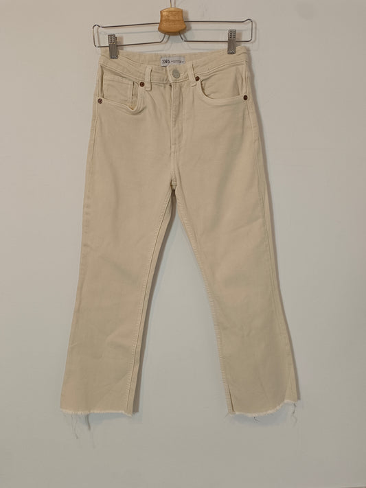 ZARA. Pantalón beige denim acampanado T.36