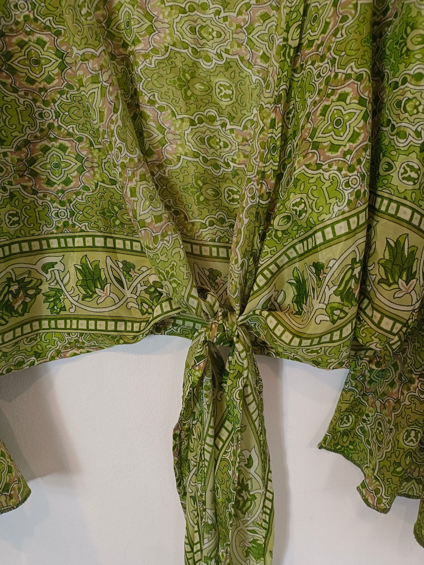 OTRAS. Top verde lazada con seda TU(S)