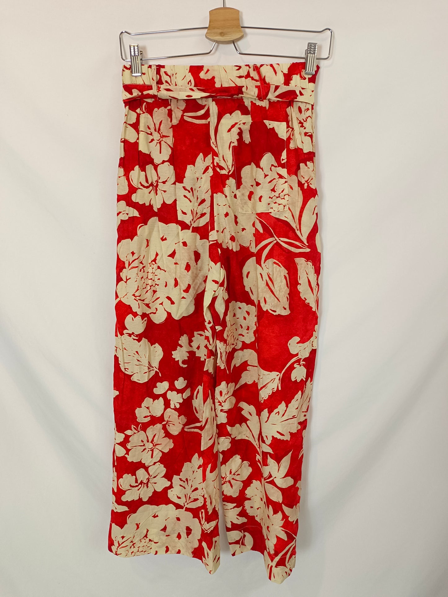 MANGO. Pantalón rojo flores T.s
