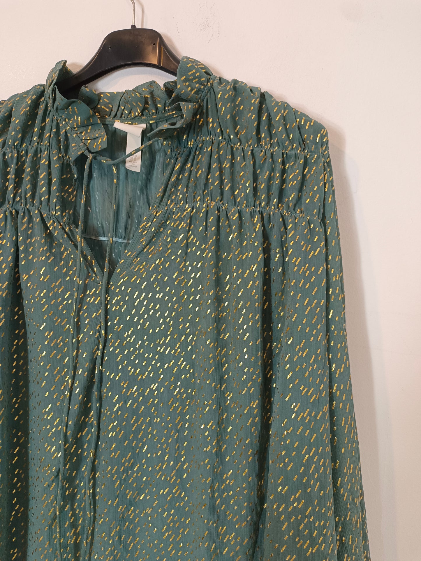 H&M. Vestido corto fluido detalles dorados T.xs