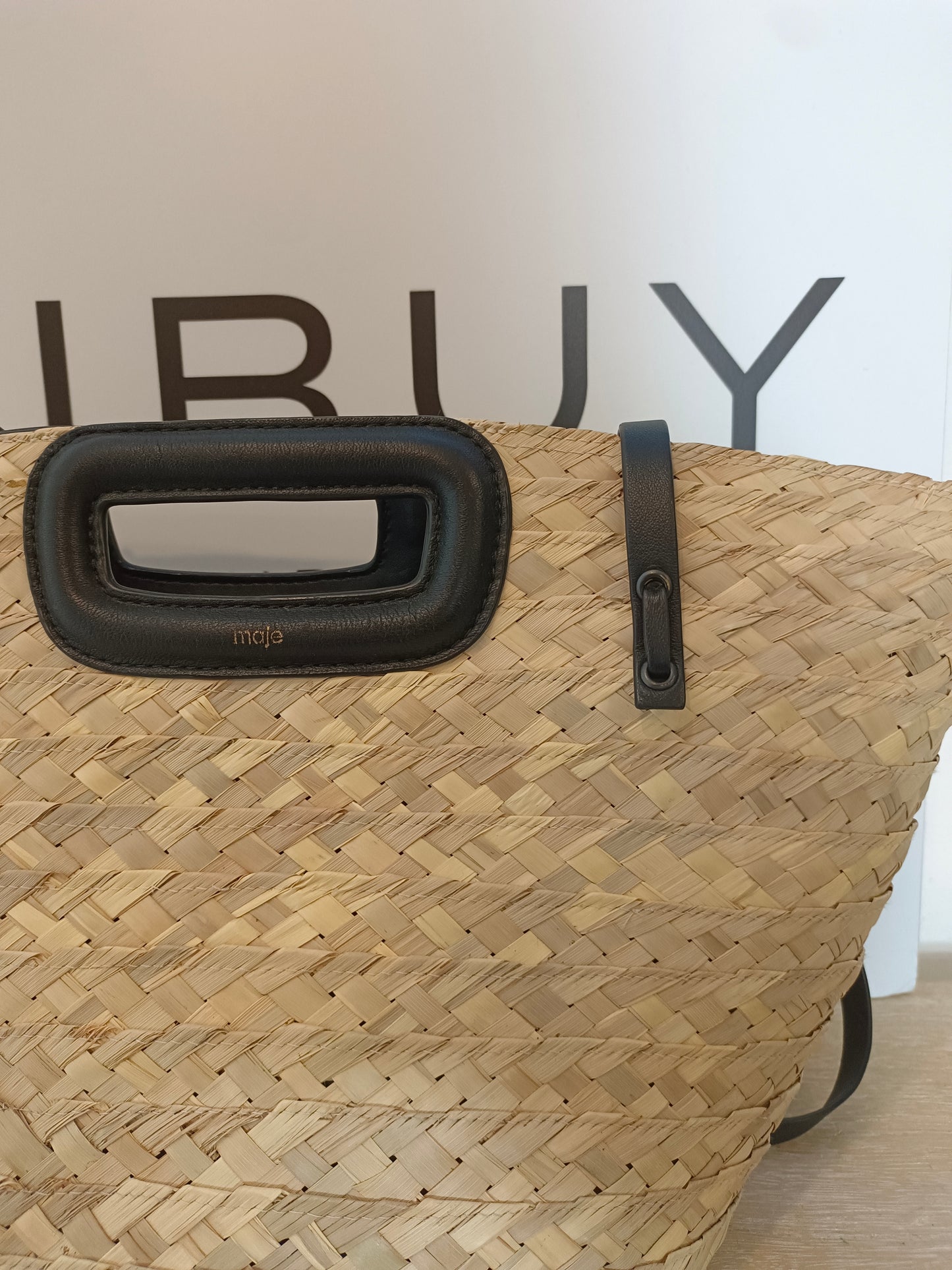 MAJE. capazo rafia detalles negros (Tara)