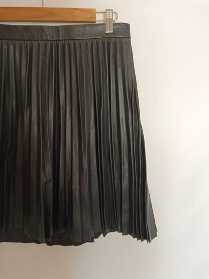 MANGO. Falda plisada efecto piel T.l