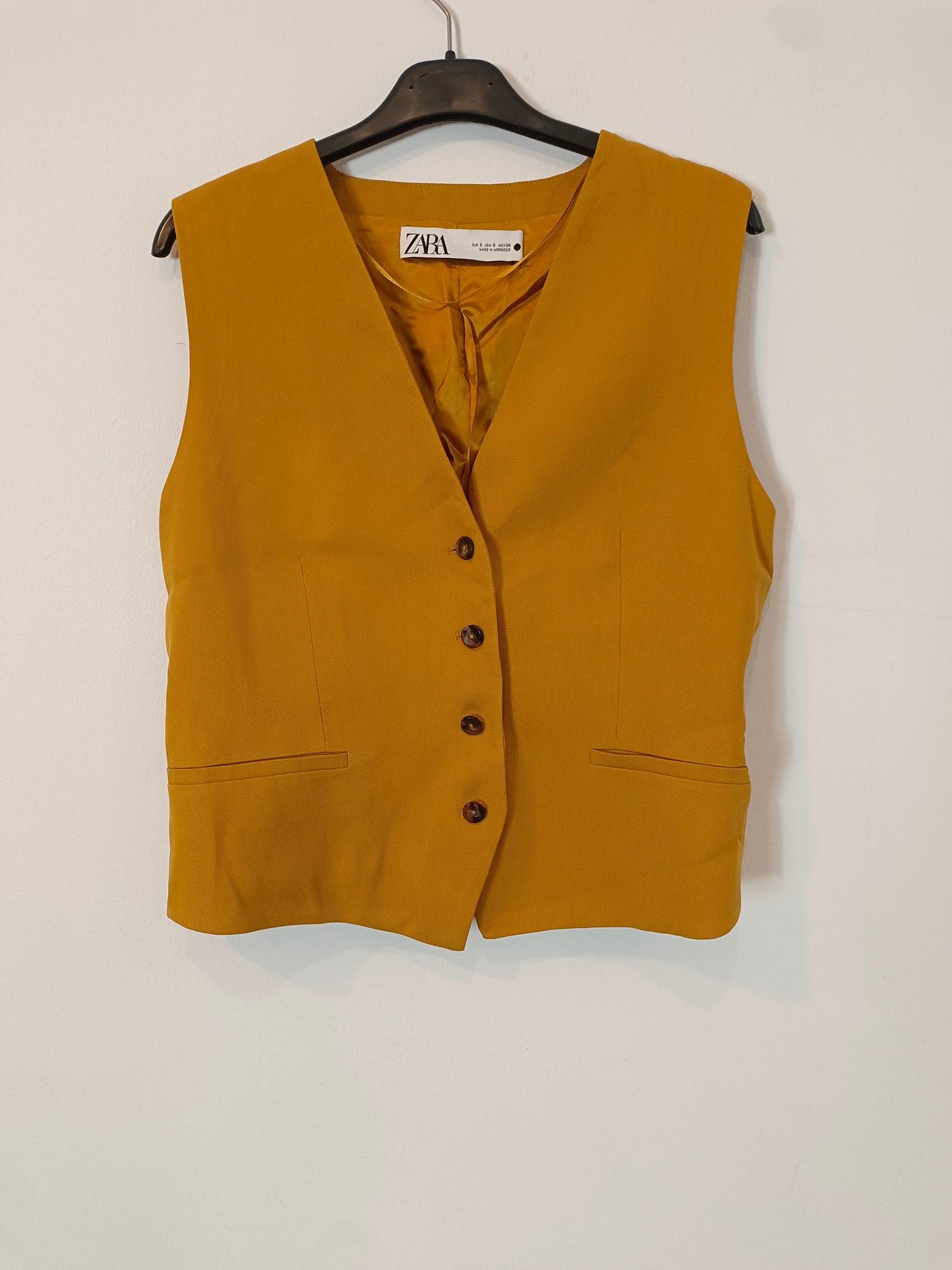 ZARA. Chaleco mostaza abotonado T.s