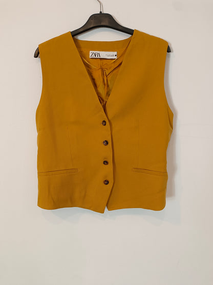 ZARA. Chaleco mostaza abotonado T.s