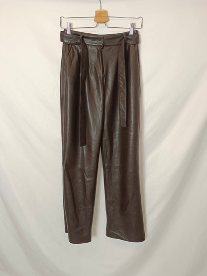 MANGO. Pantalón marrón efecto piel T.34