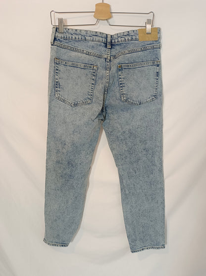 H&M. Pantalón denim efecto desteñido T.40