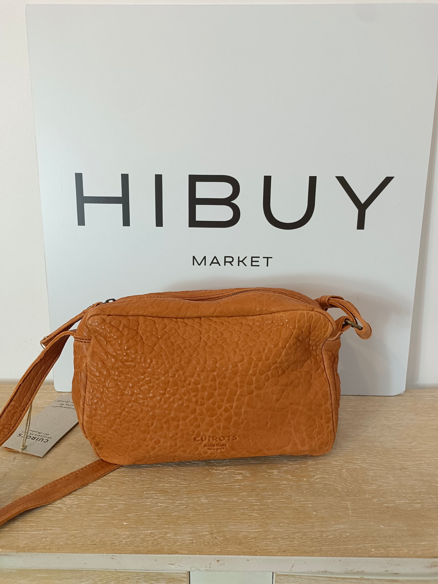 CUIROTS. Bolso textura camel piel