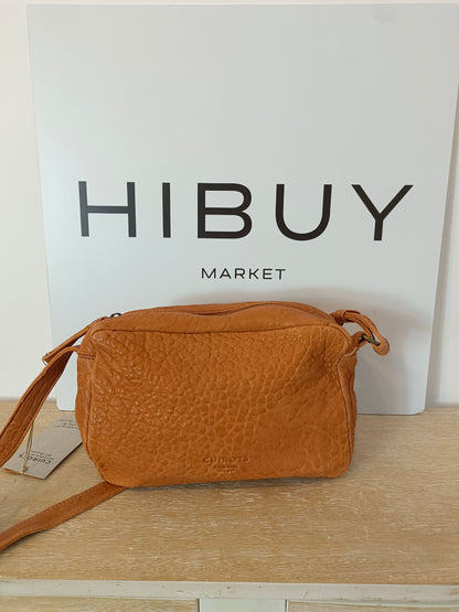 CUIROTS. Bolso textura camel piel