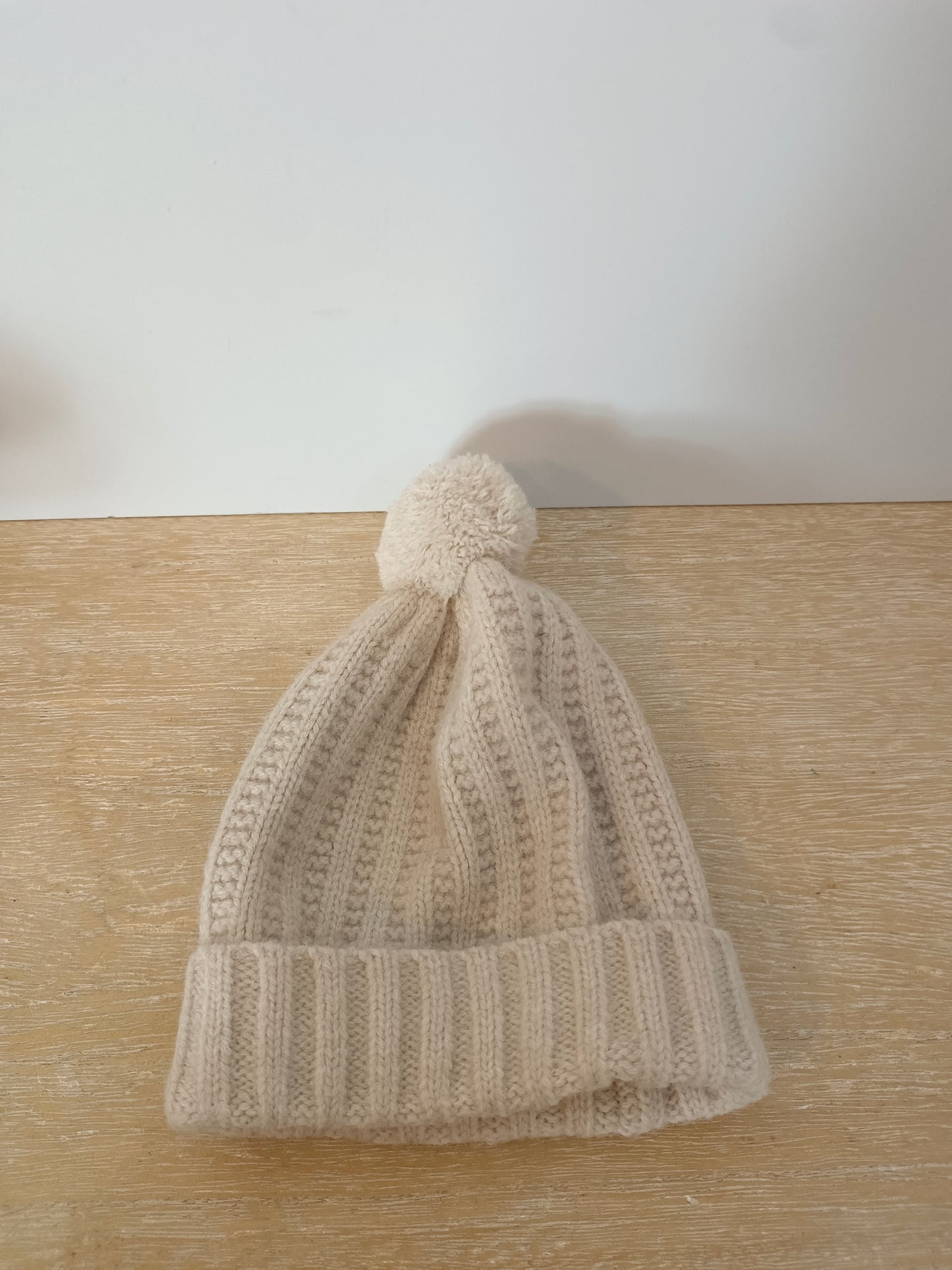 GOCCO. Beige pompom hat