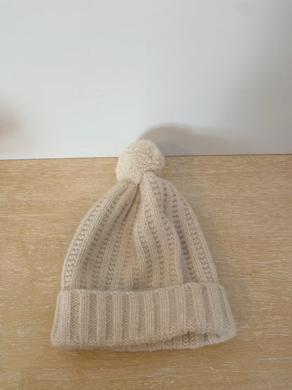 GOCCO. Beige pompom hat