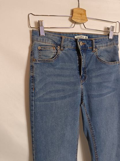 PULL&BEAR. Pantalón denim campana T.34