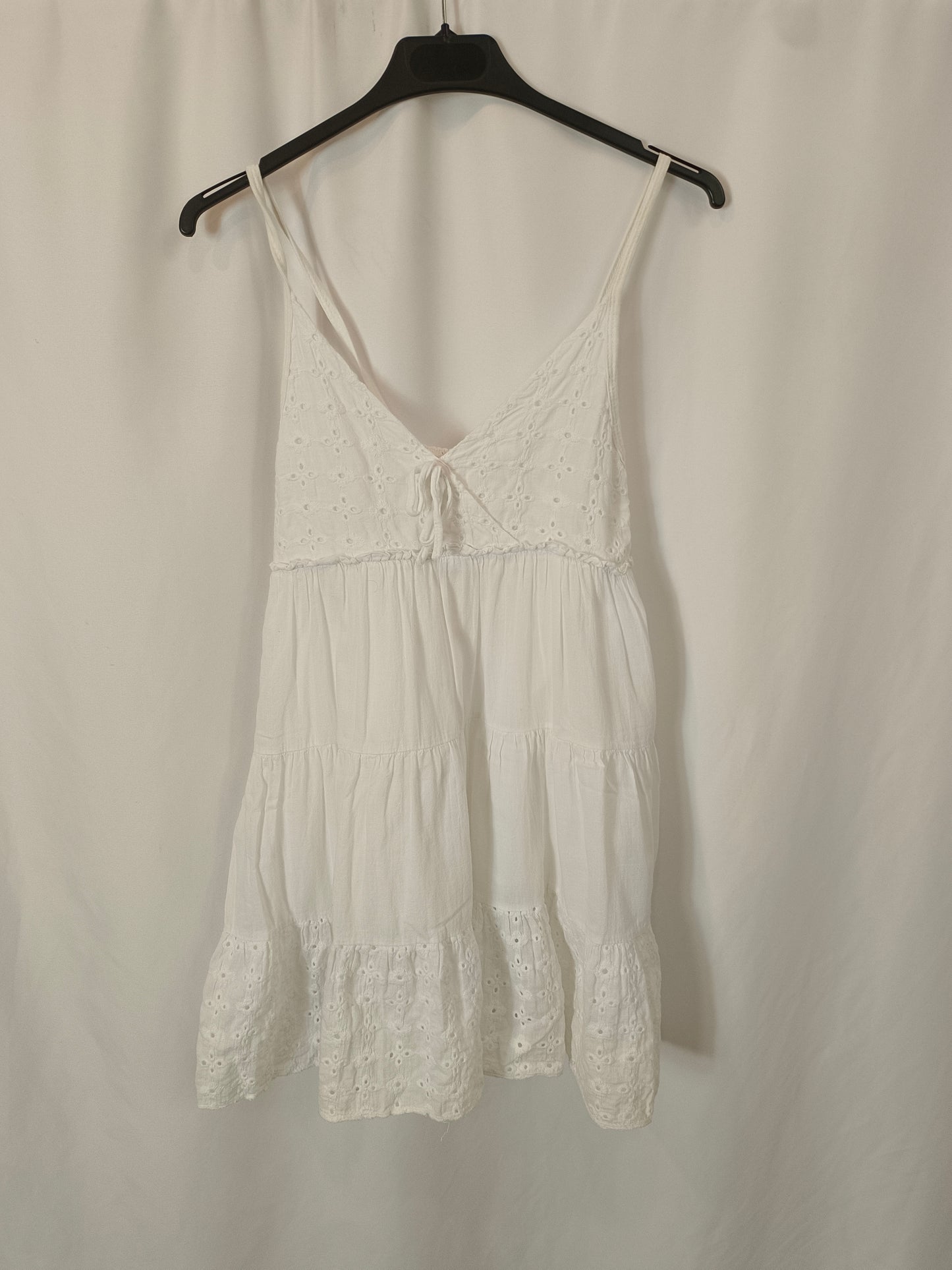 OTHERS. Die-cut white dress, 10 years old