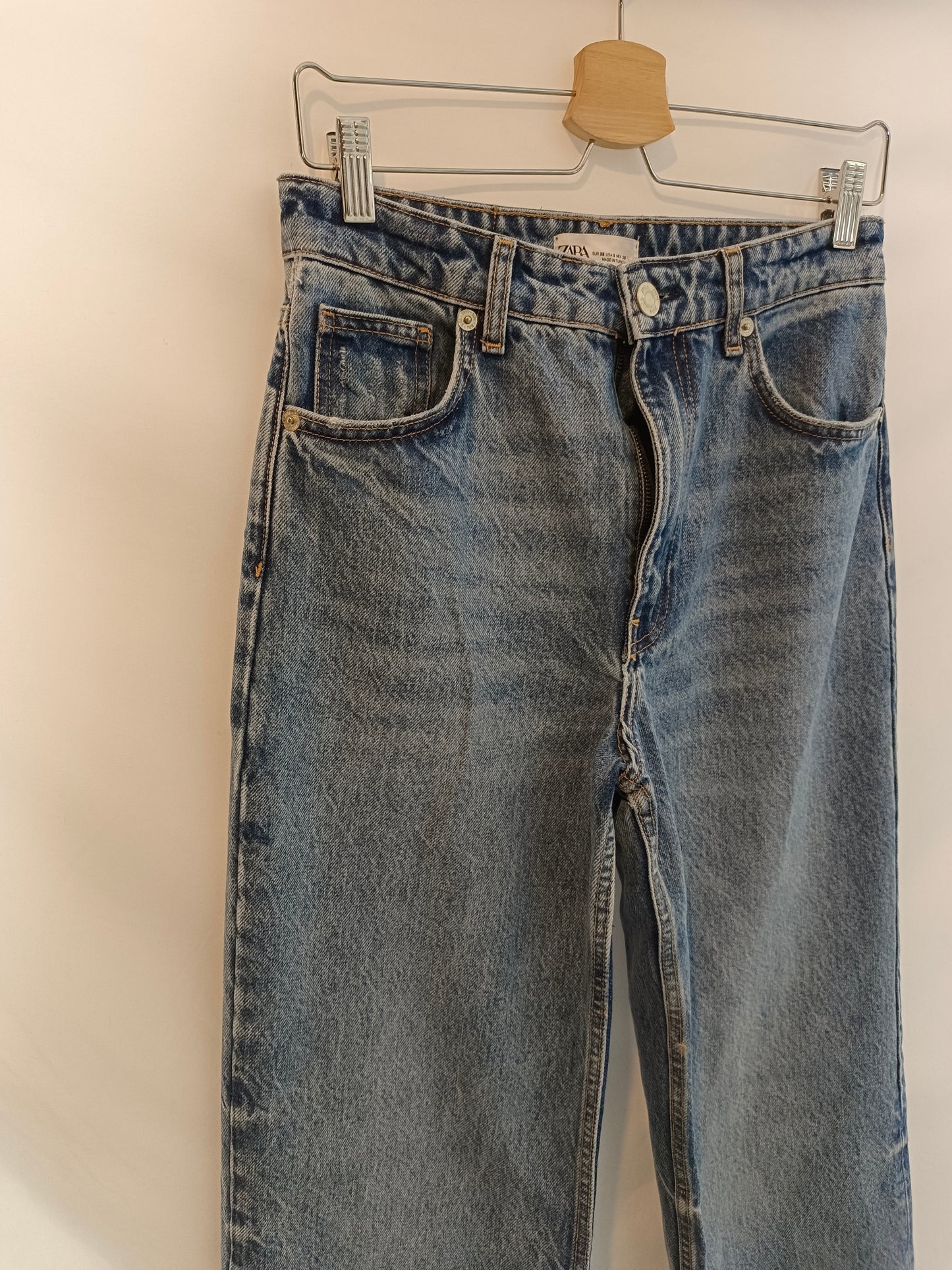 ZARA. Pantalón denim ancho T.38