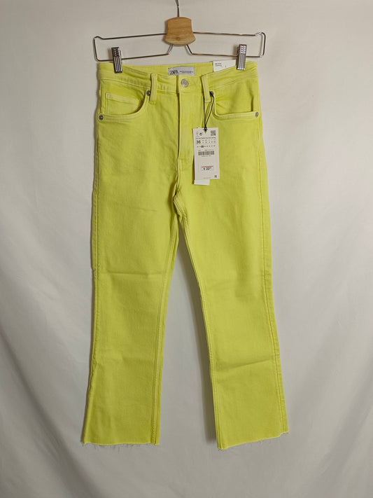 ZARA. Pantalón denim amarillo T.36