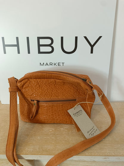 CUIROTS. Bolso textura camel piel