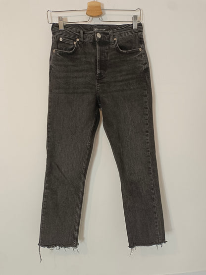 ZARA. Pantalón denim negro  T.36