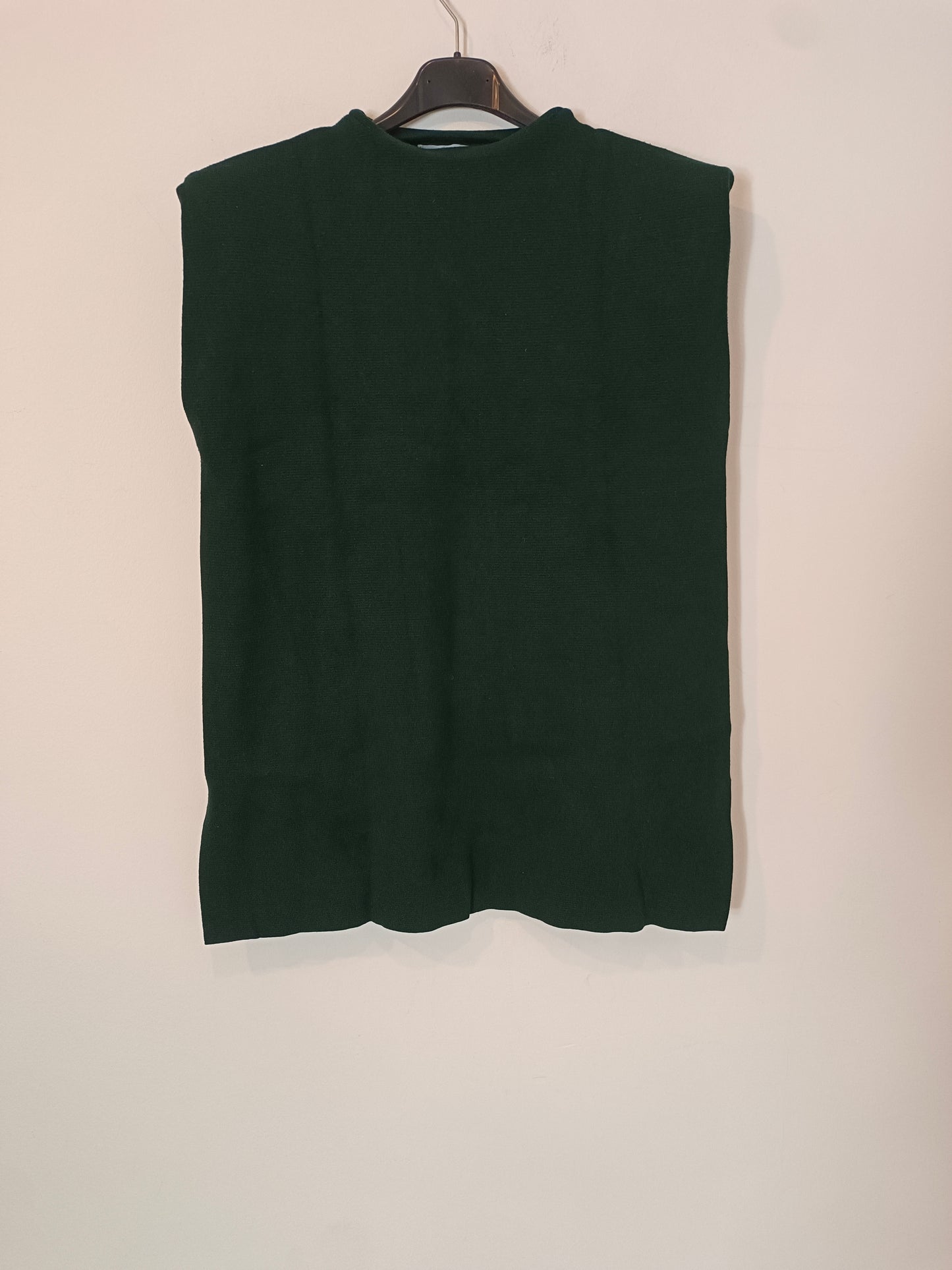 ZARA. Top verde hombreras T.m