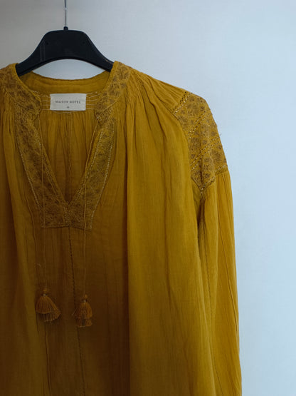 MAISON HOTEL. Blusa mostaza bordada T.xs