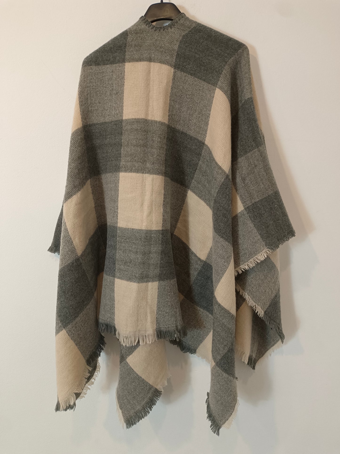 OTRA. Poncho beige y gris cuadros