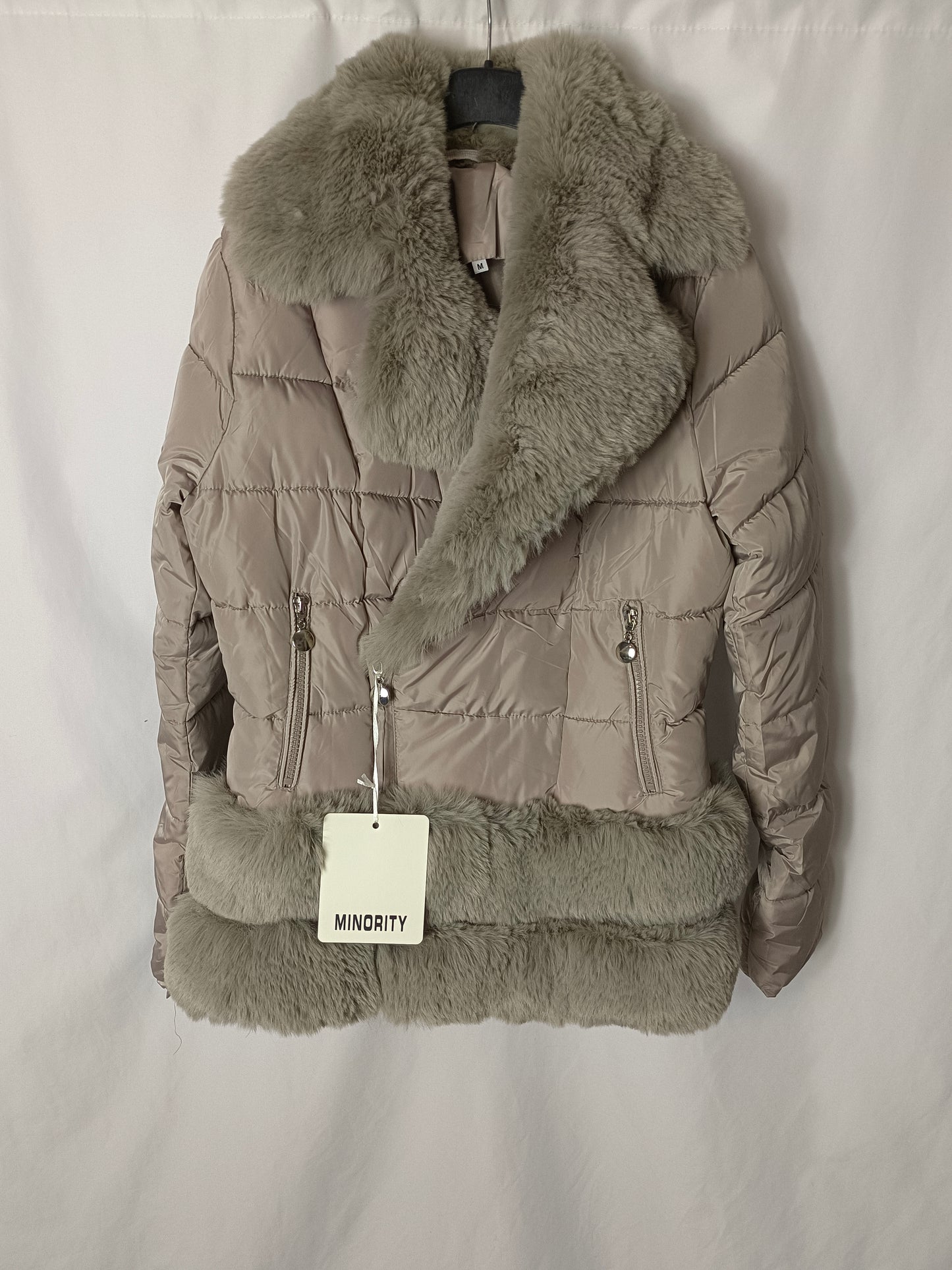 MINORITY. plumas beige con pelo T.m