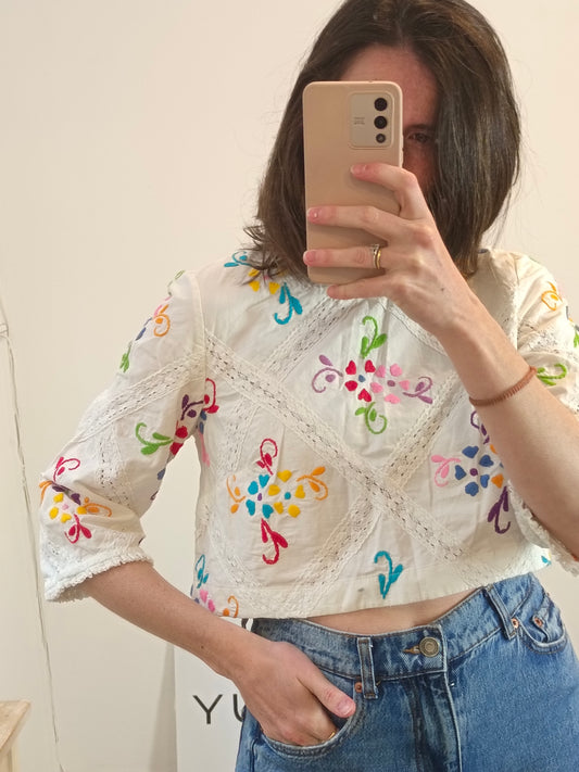 INTROPIA. Top blanco bordados colores. T 38