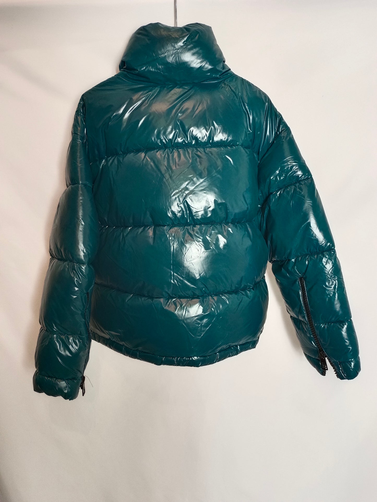 MANGO. Plumas verdee brillo TXL