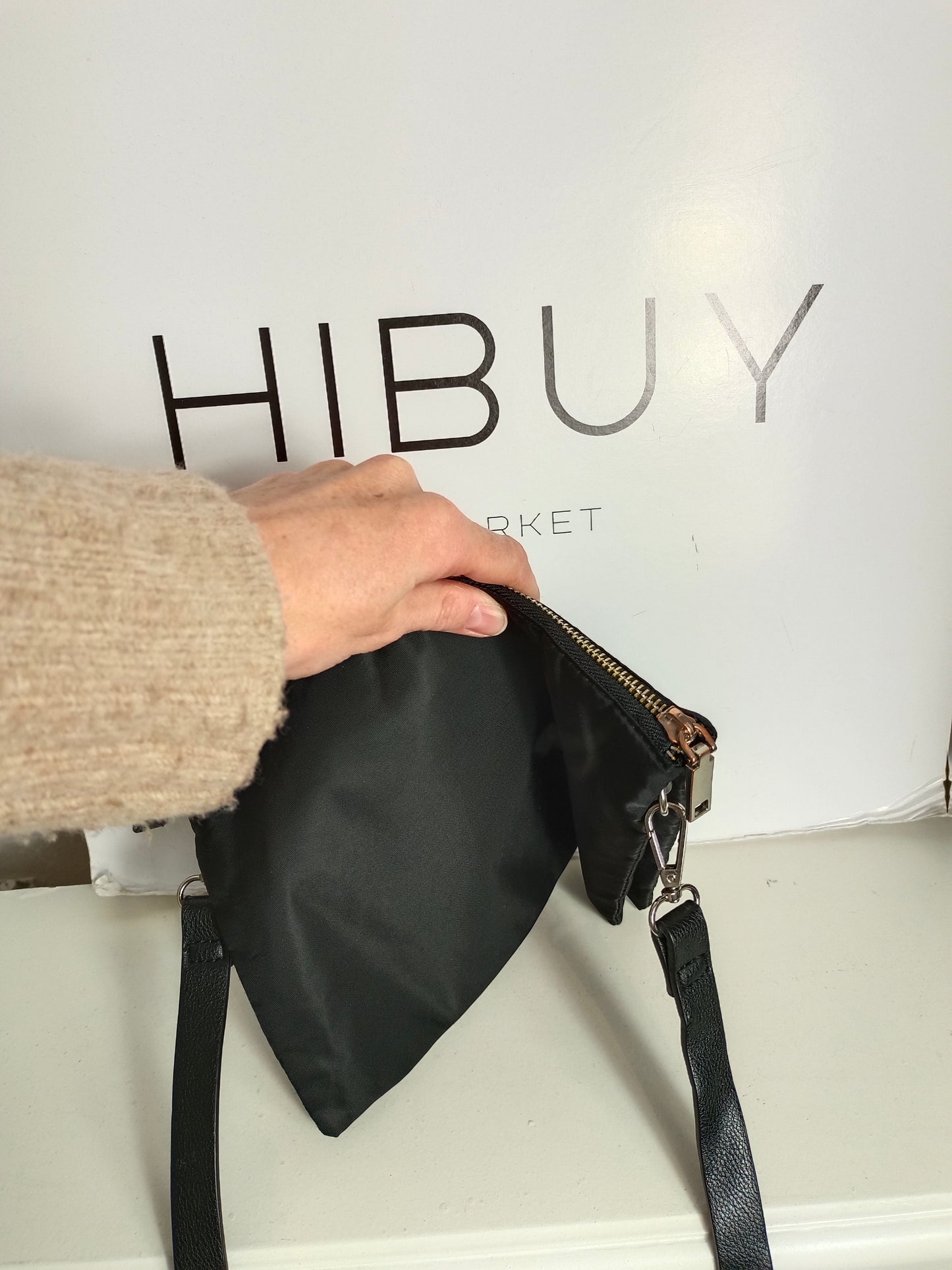 MANGO. Bolso negro lona