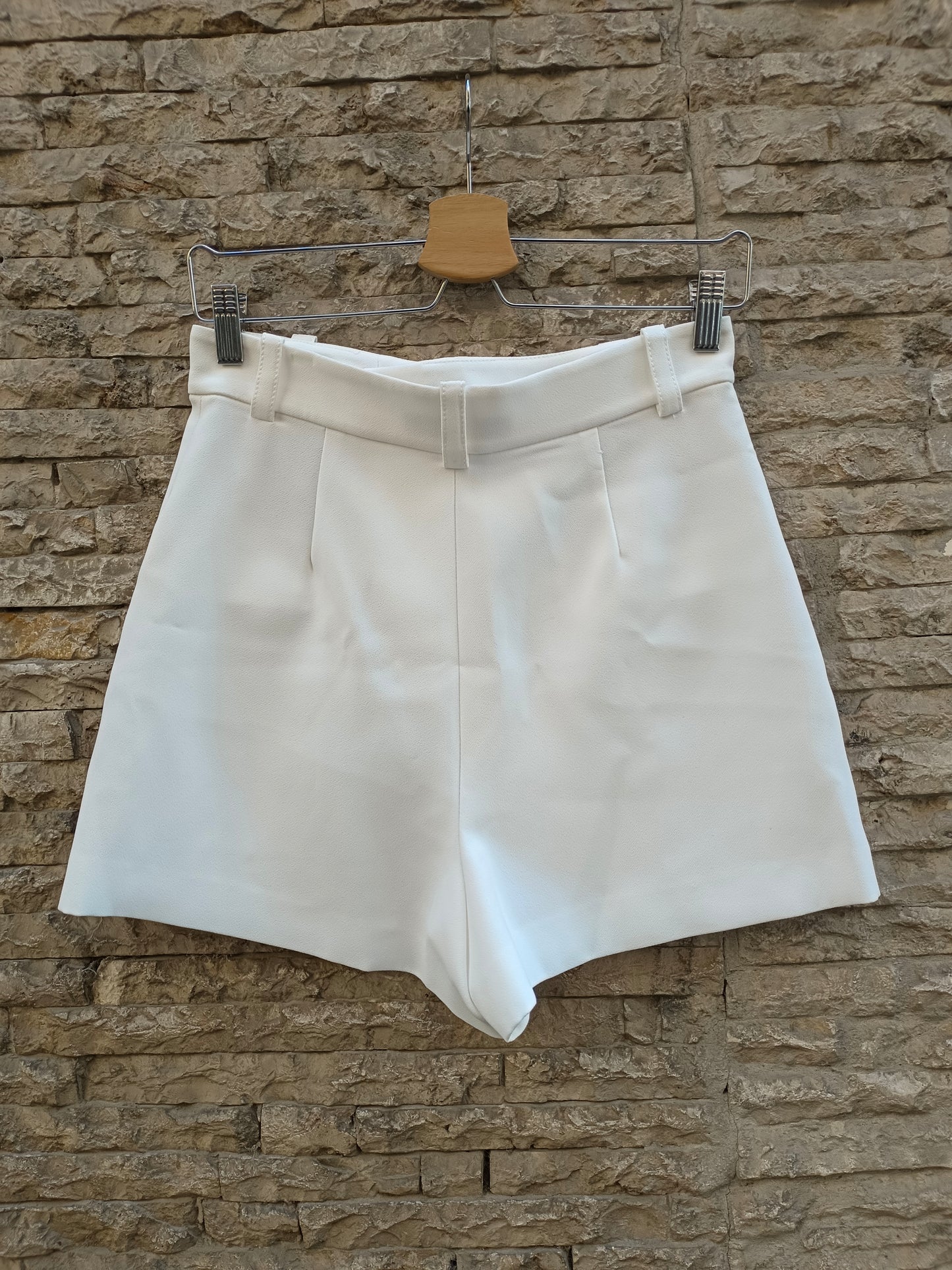 ZARA. Pantalón corto blanco costuras y bolsillos T.s