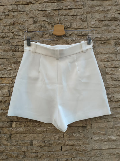 ZARA. Pantalón corto blanco costuras y bolsillos T.s