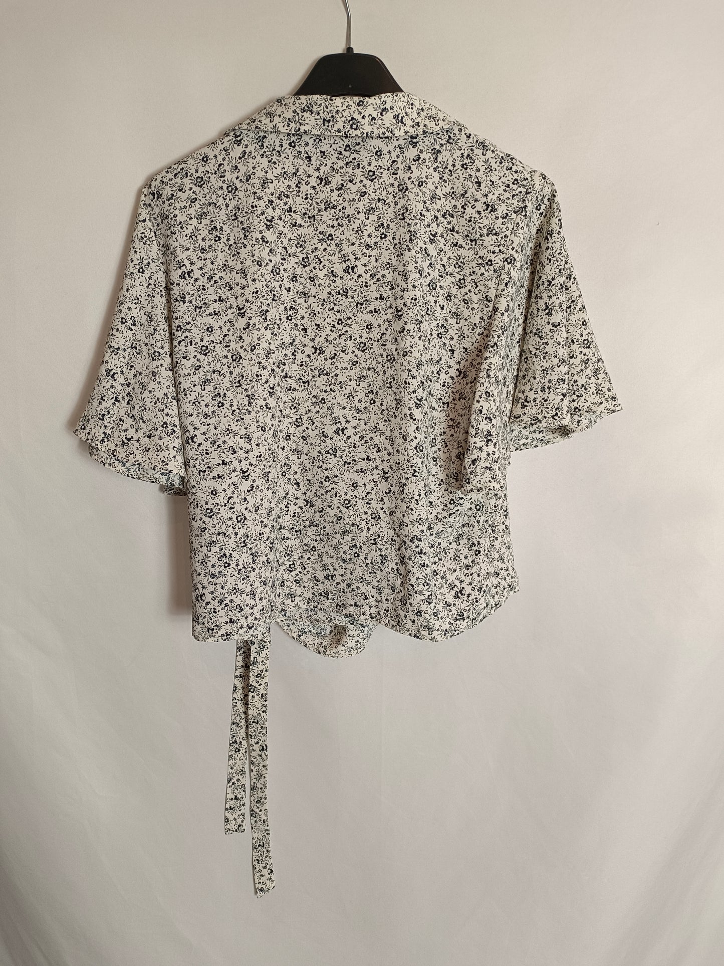 ZARA. Top cruzado blanco florecitas T.m