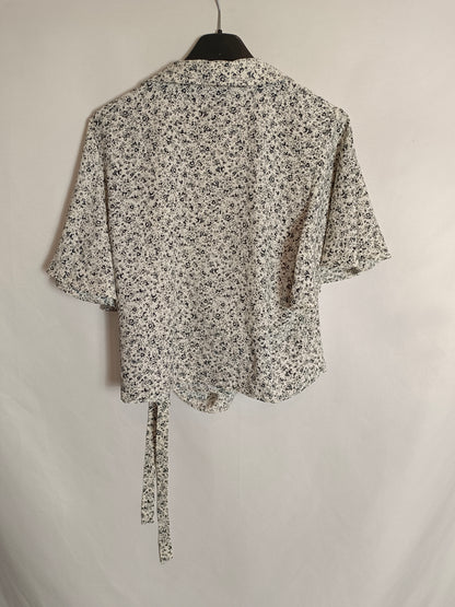 ZARA. Top cruzado blanco florecitas T.m