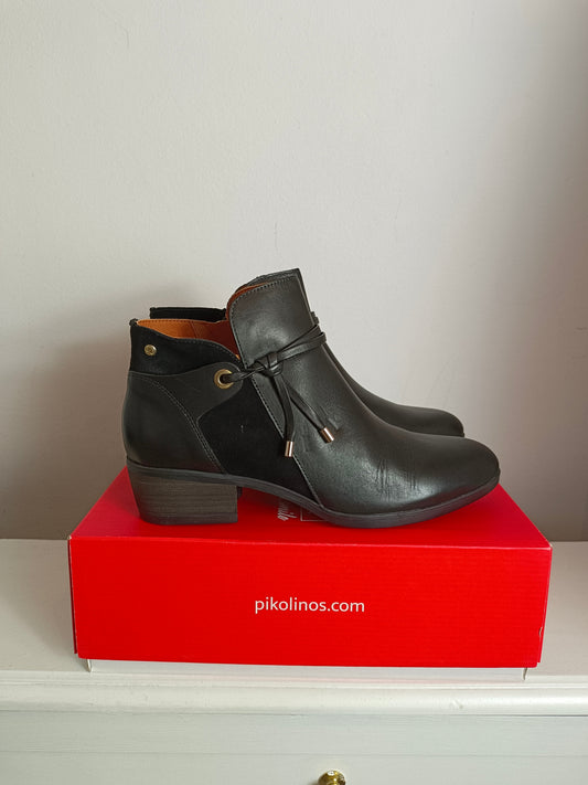 PIKOLINOS. Botines negros hebilla T.38