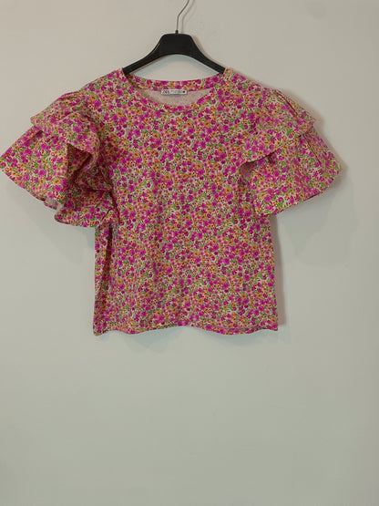 ZARA. camiseta flores volantes T.l