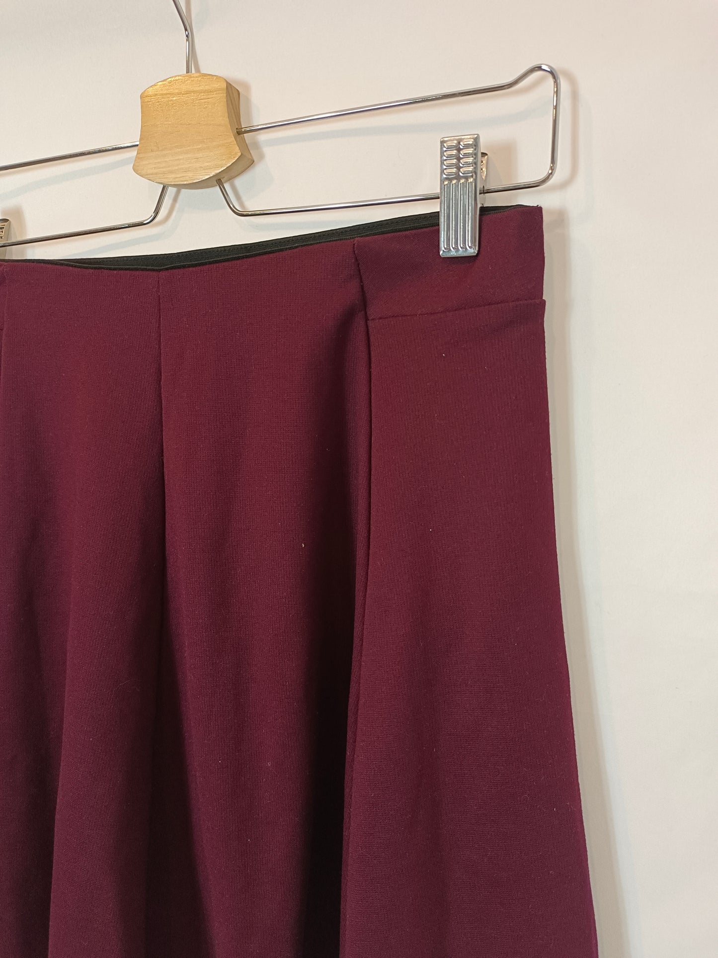 BERSHKA. falda corta burdeos T.m