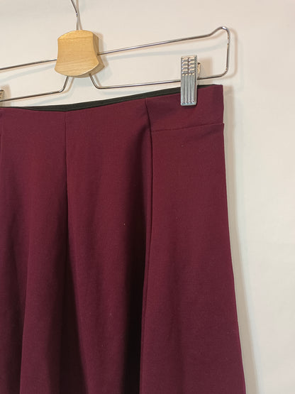 BERSHKA. falda corta burdeos T.m