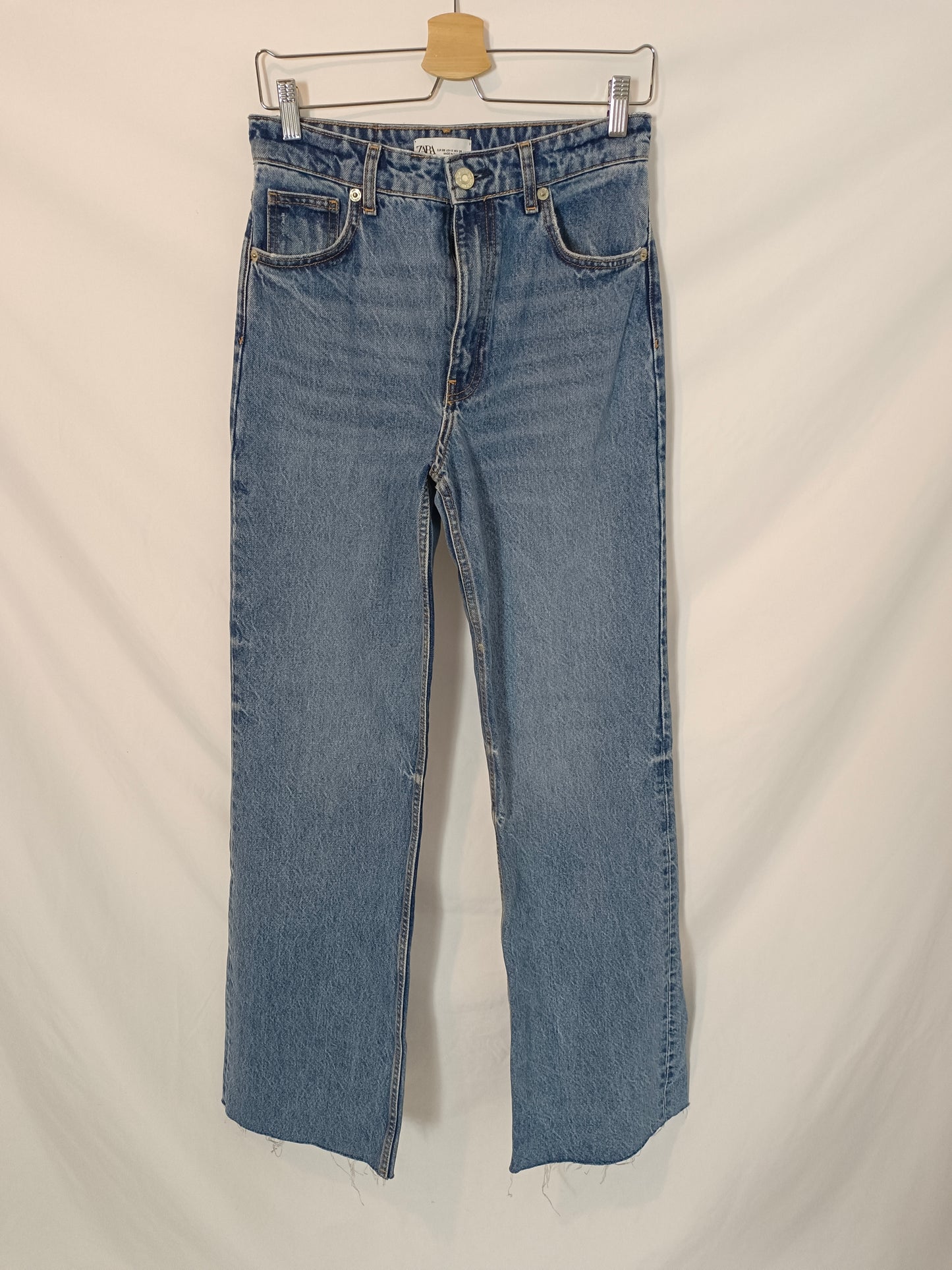 ZARA. Pantalón denim ancho T.38
