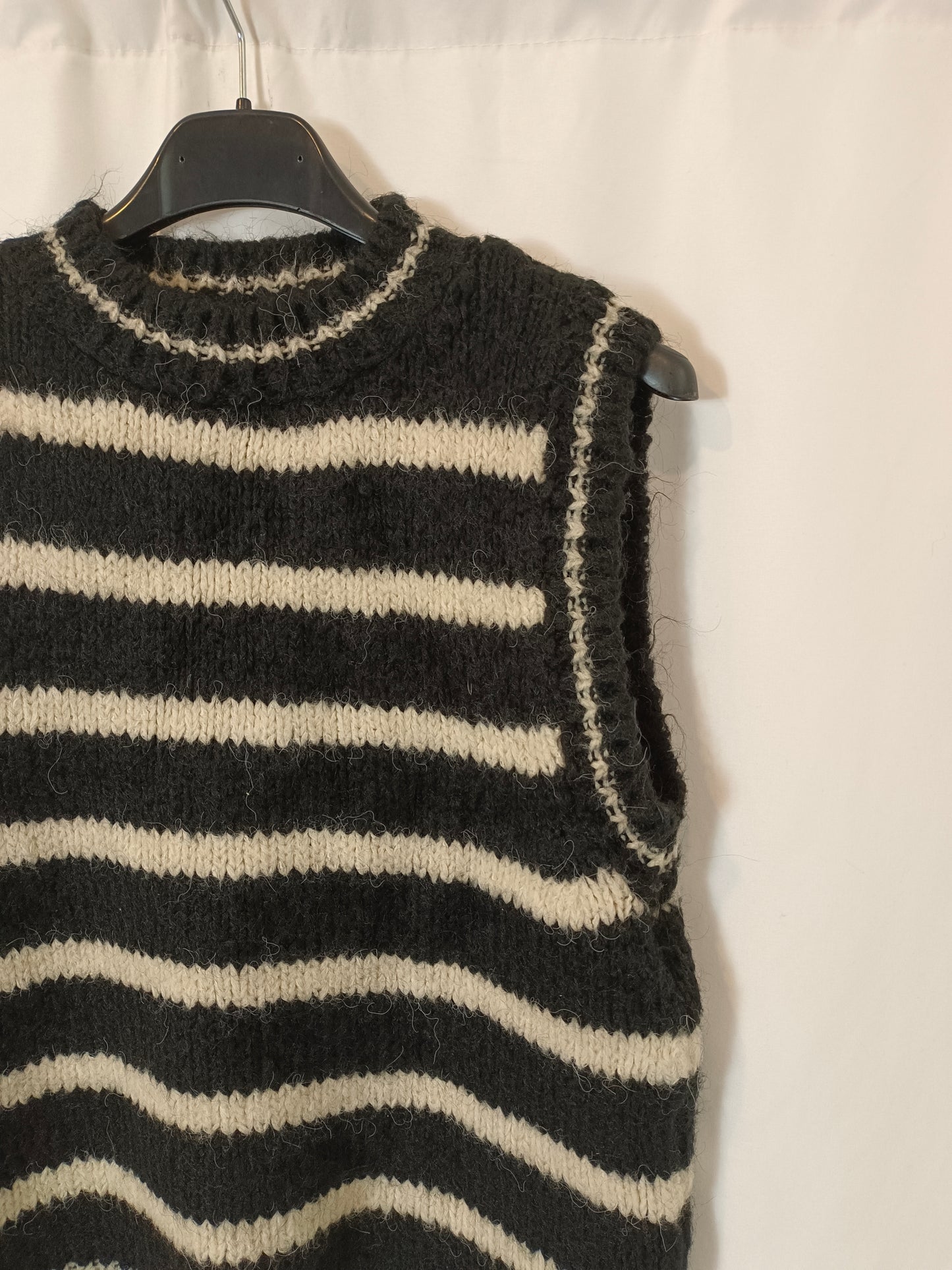 ZARA. Black and white striped vest Ts