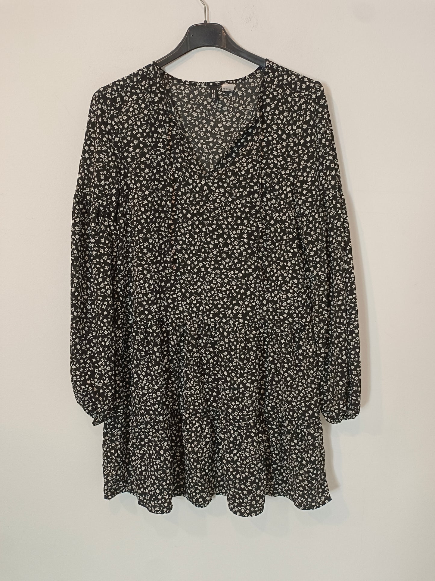 H&M. Vestido corto negro flores blanca T.xs