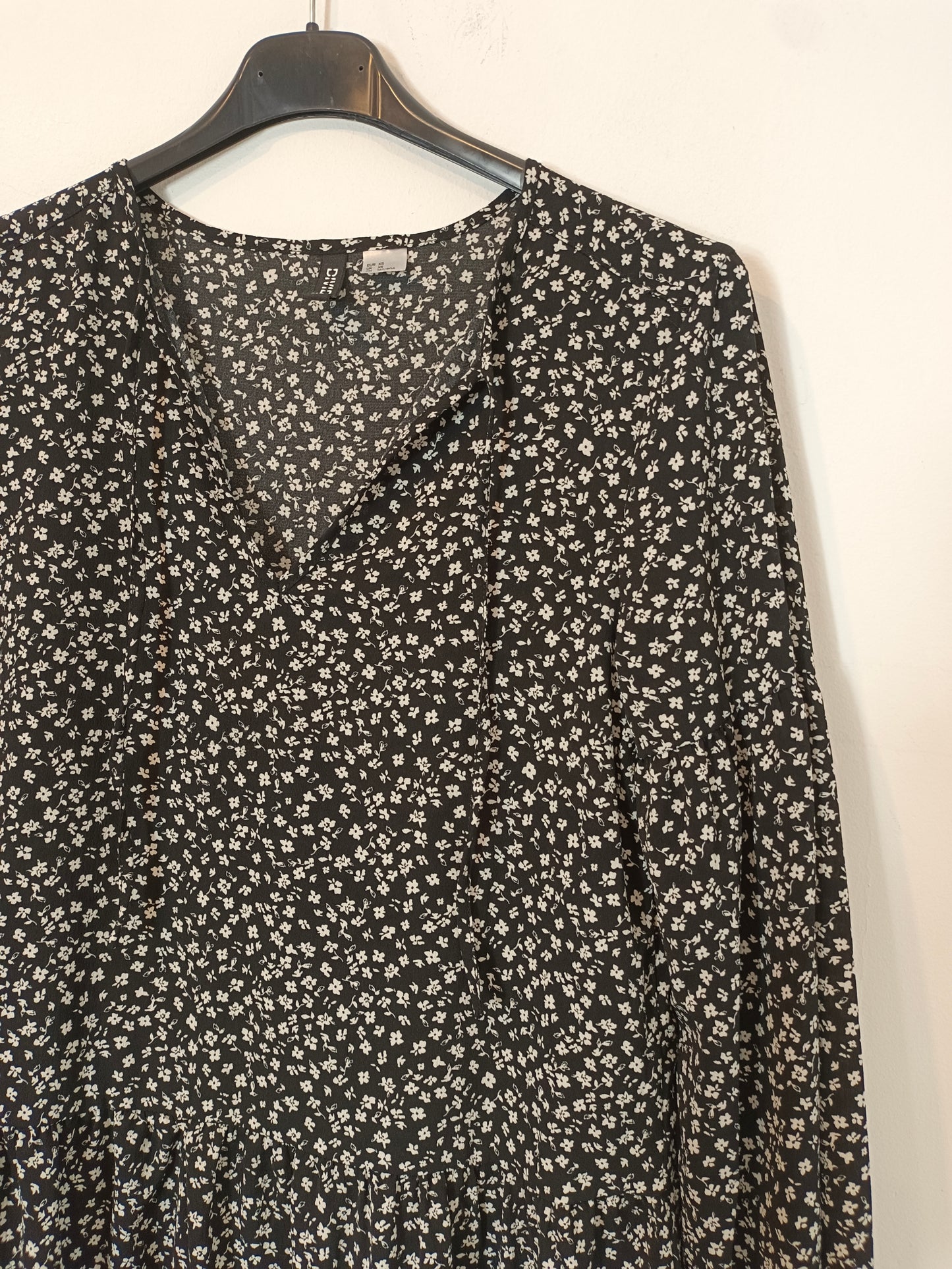 H&M. Vestido corto negro flores blanca T.xs