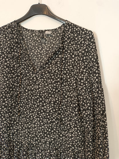 H&M. Vestido corto negro flores blanca T.xs