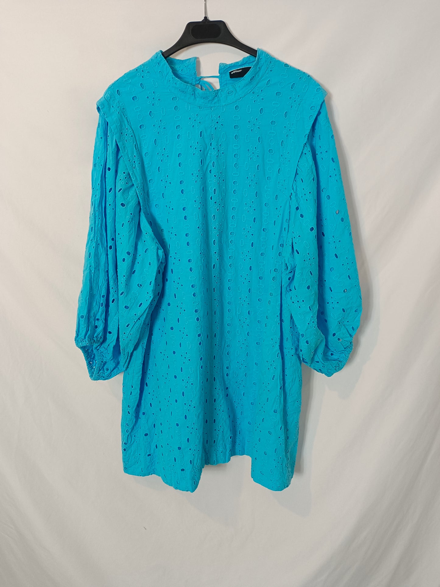 ASOS. Vestido corto azul troquelado T.46