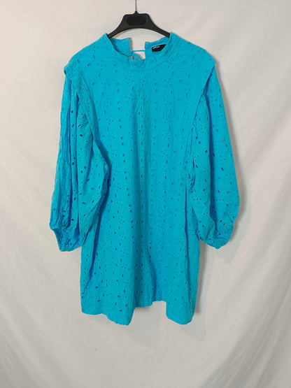 ASOS. Vestido corto azul troquelado T.46