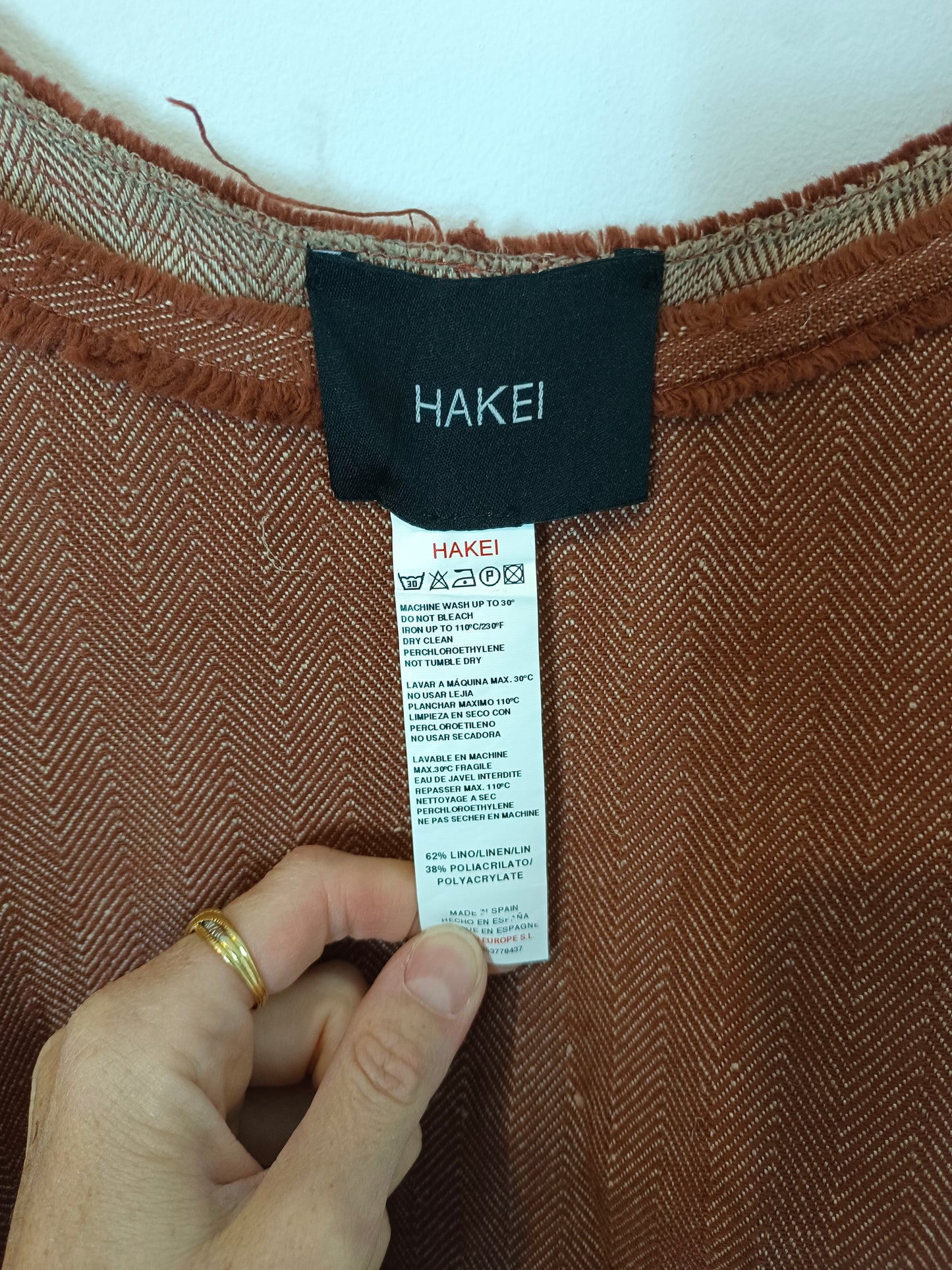 HAKEI. Tile-patterned poncho TU