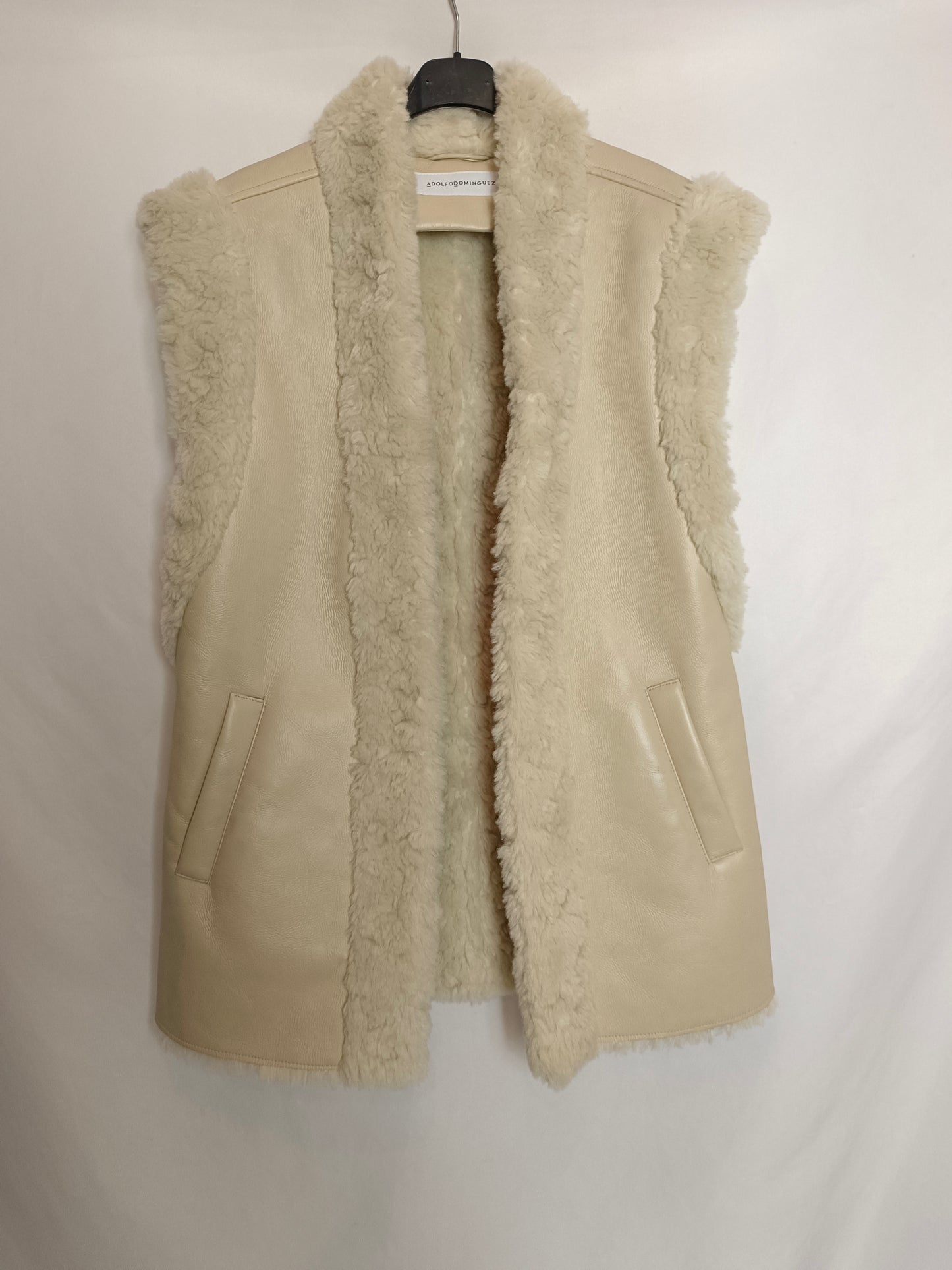 ADOLFO DOMINGUEZ. Chaleco beige borrego T.s
