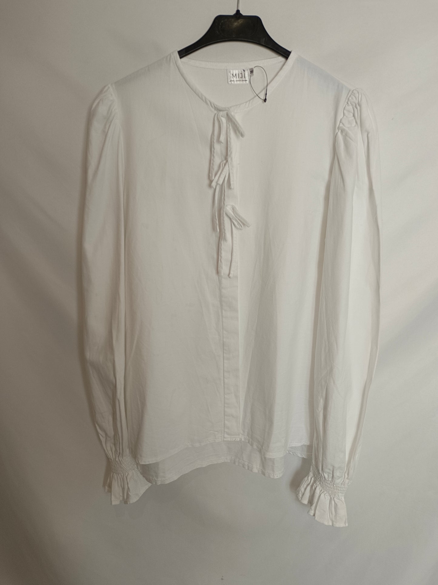 MIJI. Blusa blanca lazada T.m