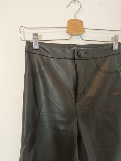 ZARA. Pantalón estilo leggins efecto piel  T.xs