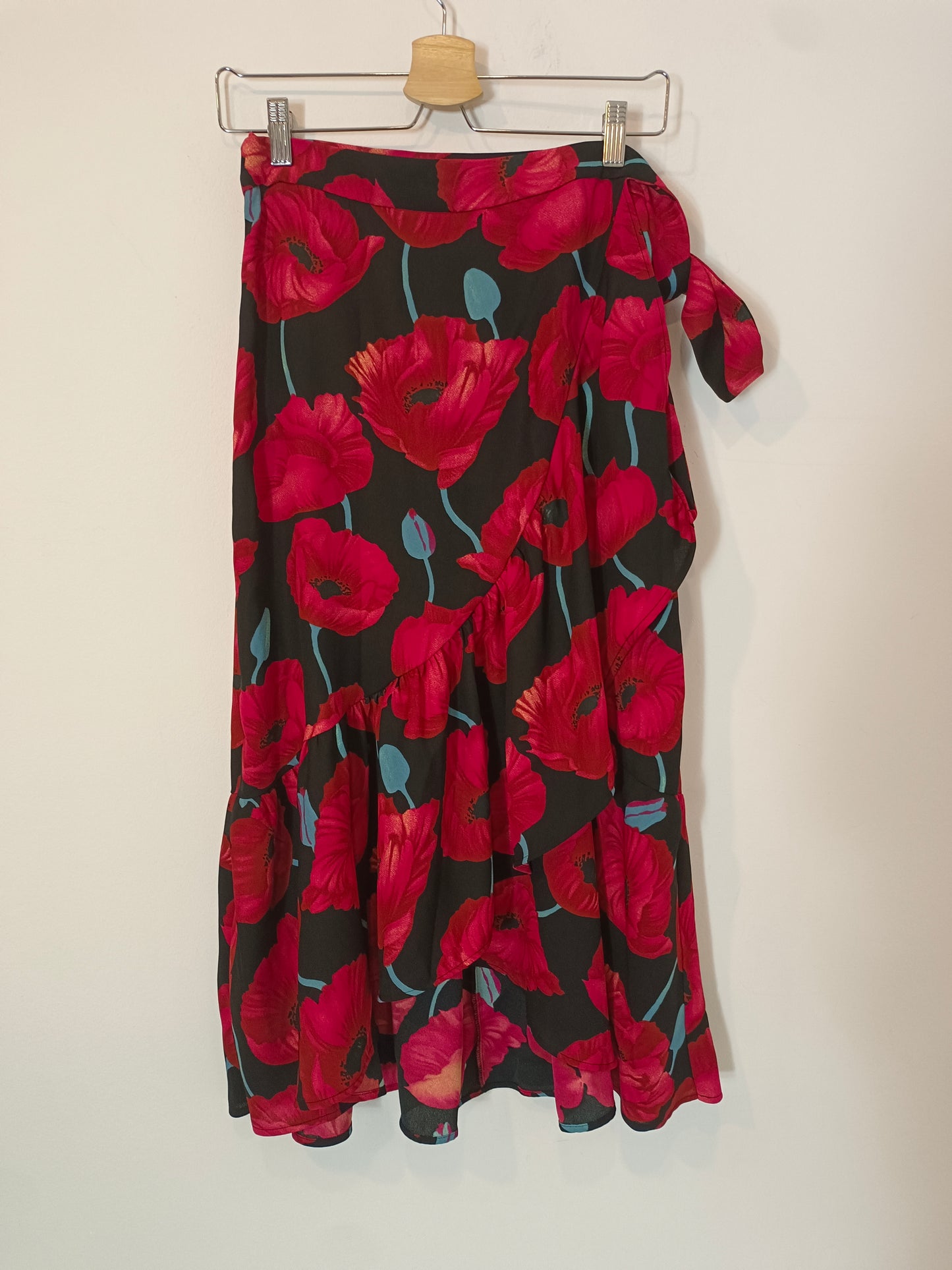 H&amp;M. Black floral midi skirt T.38