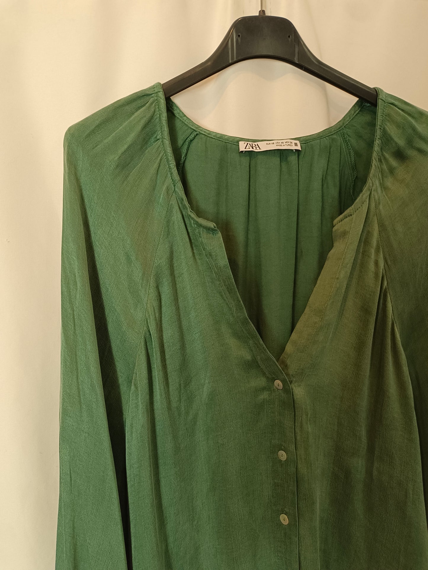 ZARA. Flowy green blouse T.xs