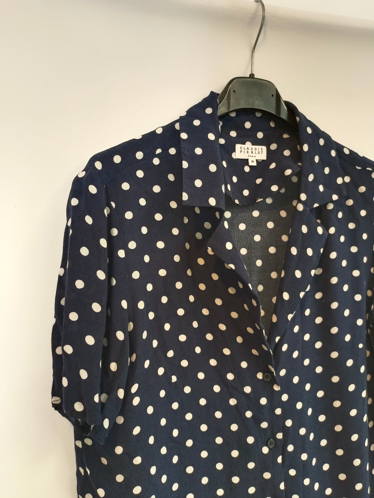 CLAUDIE PIERLOT. Blusa azul lunares T.36