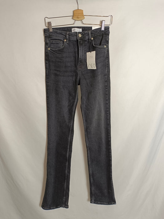 ZARA. Pantalón negro apertura T.36